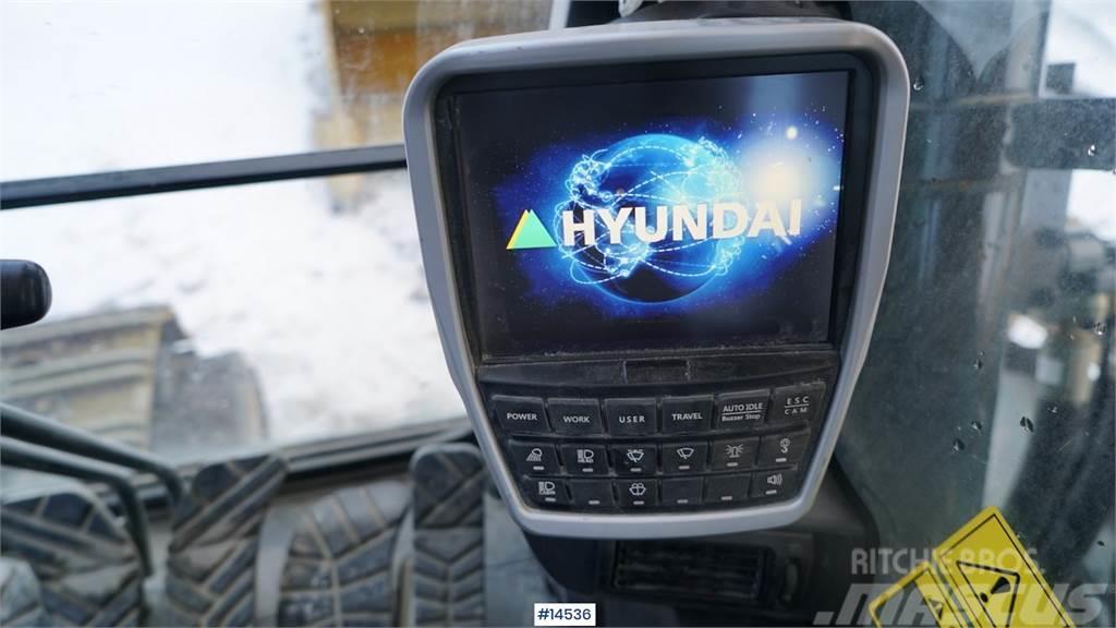 Hyundai HX520L digger w/ bucket. Paletli ekskavatörler