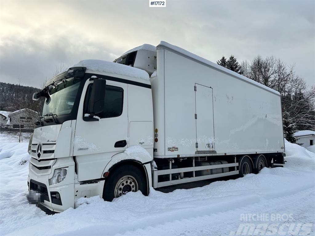 Mercedes-Benz Actros 2551 6x2 Box Truck w/ fridge/freezer unit. Kapali kasa kamyonlar