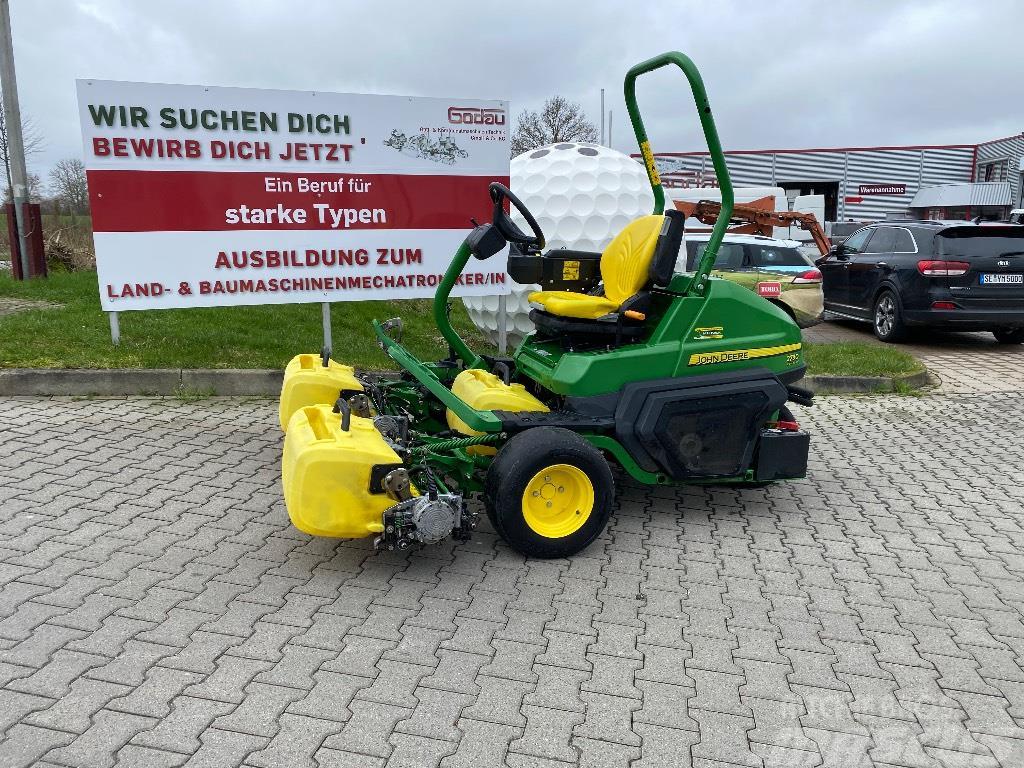 John Deere 2750 e cut Hybrid Pürüzlü arazi, kırpma ve çevresel çim biçme makineleri
