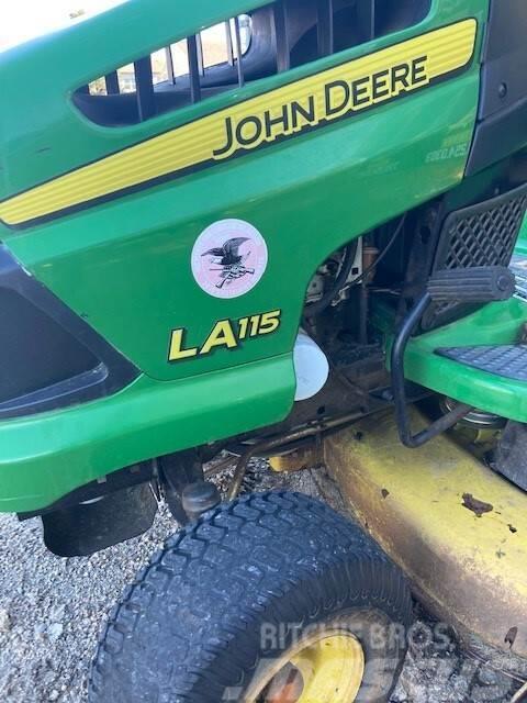 John Deere LA115 Mobil çim biçme makineleri