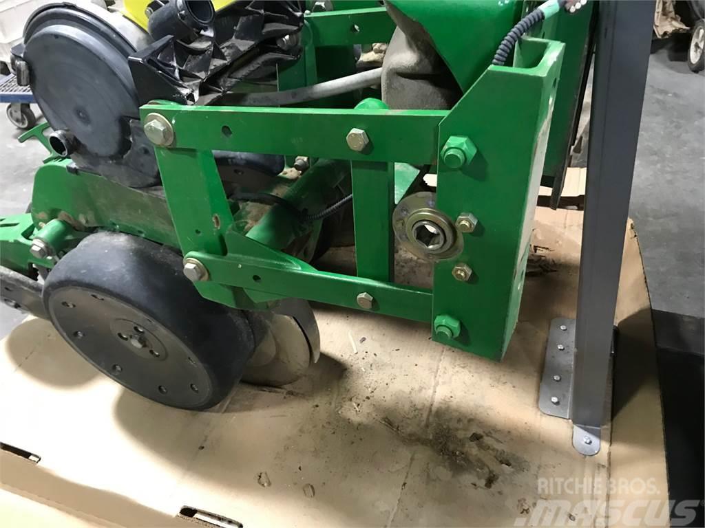 John Deere XP row unit w/ closing wheels & meters Diger ekim makina ve aksesuarlari