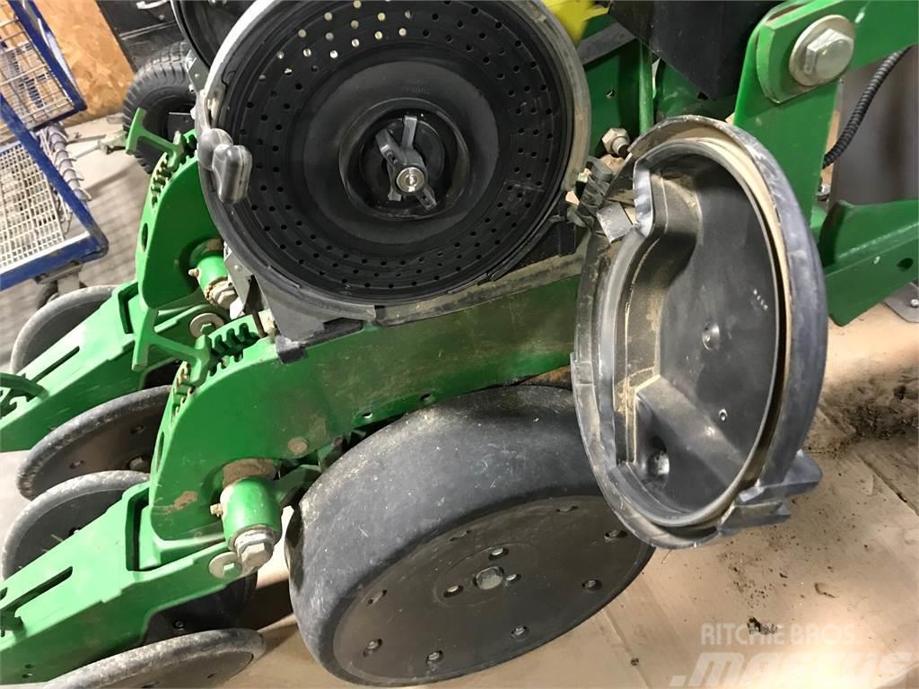 John Deere XP row unit w/ closing wheels & meters Diger ekim makina ve aksesuarlari