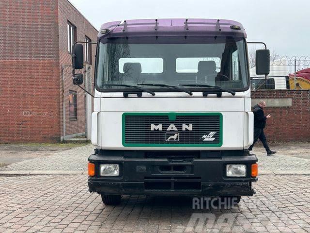 MAN 19.322 F / 4x2 / Blatt / ZF Vinçli kamyonlar