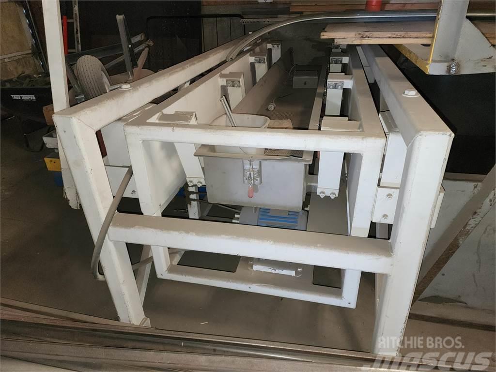  CUSTOM EQUIPMENT Deamco Feeder Conveyor - VCNF-U-1 Diger tarim makinalari