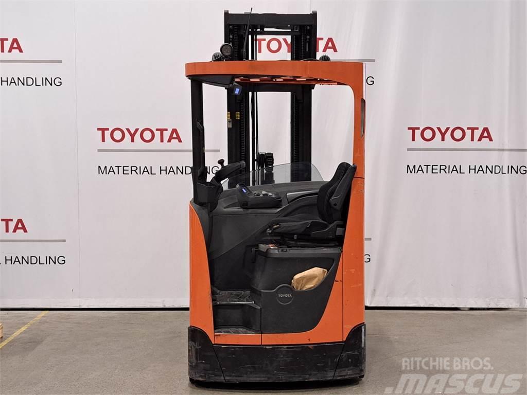 Toyota RRE180H Reach truck - depo içi istif araçları