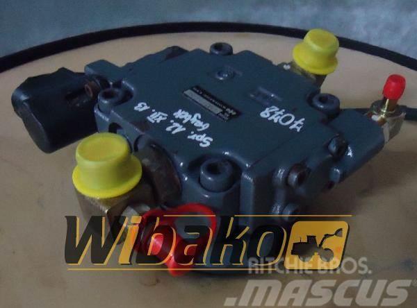 Komatsu Hydraulic motor (fan drive) Komatsu EMGT6424 Diger parçalar